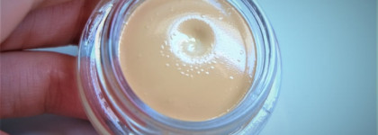 Помощник в создании свежего образа Becca Ultimate Coverage Concealing Crème в оттенке Tahini