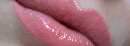 Чудный дуэт из новинок от Shiseido Lacquerink LipShine 312 и Minimalist WippedPowder Blush 01