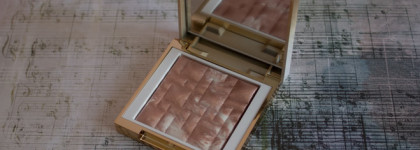 Ощущение праздника с Mini Highlighting Powder в оттенке Pink Glow от Bobbi Brown