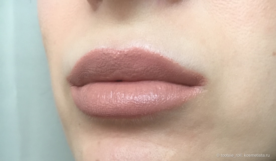 Помада MAC Amplified Lipstick в оттенке "Blankety" .
