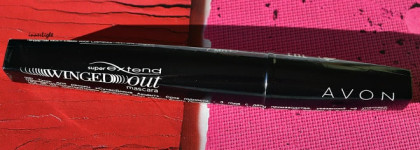 Вдохновленная формой пера. Тушь для ресниц Avon Super extend Winged out mascara "СуперДлина Акцент" в оттенке Black Brown