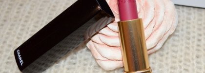 Рождественская красавица Chanel Rouge Allure Velvet Luminous Matte Lip Colour 437 La Merveilleuse