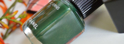 Лесная прогулка с Chanel Le Vernis Longwear Nail Colour в оттенке #536 Émeraude