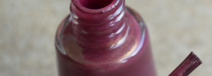 Очередной полуматовый: лак для ногтей Collistar Velvet Effect Nail Lacquer в оттенке #666 Porpora Fatale