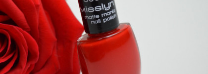 Бархатные лепестки роз на ногтях с лаком Misslyn Matte Mania Nail Polish в оттенке #850 My Matte Red