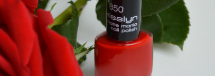 Бархатные лепестки роз на ногтях с лаком Misslyn Matte Mania Nail Polish в оттенке #850 My Matte Red