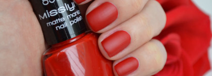 Бархатные лепестки роз на ногтях с лаком Misslyn Matte Mania Nail Polish в оттенке #850 My Matte Red