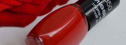 Бархатные лепестки роз на ногтях с лаком Misslyn Matte Mania Nail Polish в оттенке #850 My Matte Red