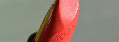 Помада c сюрпризом: Shiseido Rouge Rouge Lipstick в оттенке RD306 Liaison