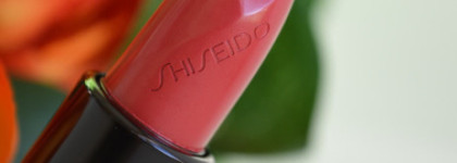 Помада c сюрпризом: Shiseido Rouge Rouge Lipstick в оттенке RD306 Liaison