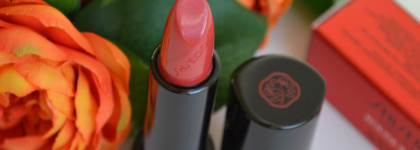 Помада c сюрпризом: Shiseido Rouge Rouge Lipstick в оттенке RD306 Liaison