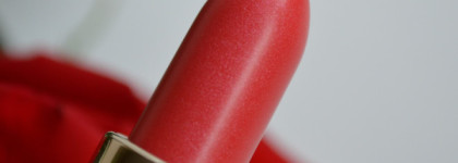 Обманчиво-яркая помада Clarins Joli Rouge Brillant в оттенке #26 Hibiscus