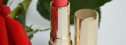 Обманчиво-яркая помада Clarins Joli Rouge Brillant в оттенке #26 Hibiscus
