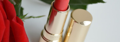 Обманчиво-яркая помада Clarins Joli Rouge Brillant в оттенке #26 Hibiscus