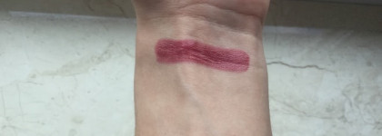 Одни из MAC Patentpolish lip pencil
