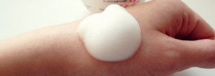 Очищающий мусс для умывания с увлажняющим эффектом Biore Marshmallow Whip Facial Wash от KAO