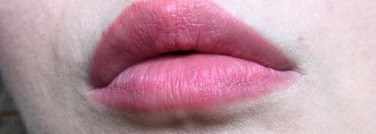 MAC Powder Kiss Liquid Lipcolour в оттенке ¡escándalo