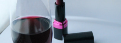 Вино на губах с помадой Avon