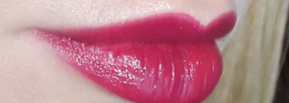 Вино на губах с помадой Avon