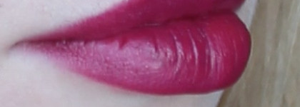 Вино на губах с помадой Avon