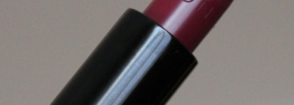 Вино на губах с помадой Avon