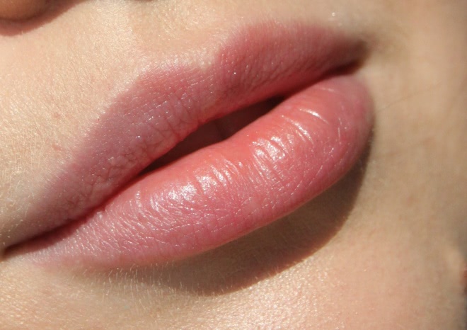 Искристое чудо Essence Sheer & shine lipstick №07 Sparkling miracle