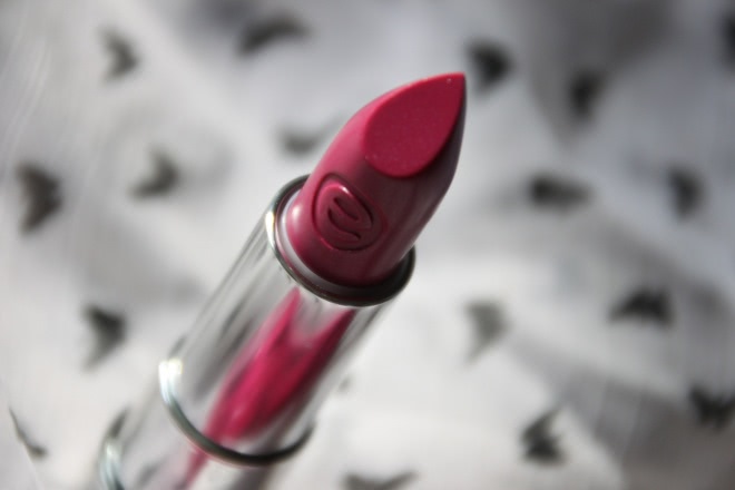Искристое чудо Essence Sheer & shine lipstick №07 Sparkling miracle