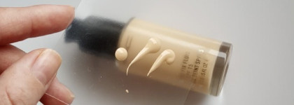 MAC Studio Fix Fluid SPF 15 в оттенке NC 15.  Покажет на лице даже то, чего нет