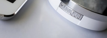 Только пудра вместо тонального крема и консилера? Да. Это Компактная крем-пудра Clinique Beyond Perfecting Powder Foundation and Concealer Ivory