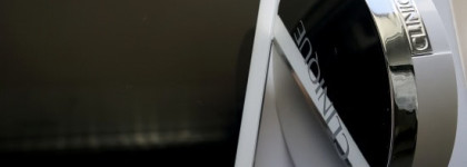 Только пудра вместо тонального крема и консилера? Да. Это Компактная крем-пудра Clinique Beyond Perfecting Powder Foundation and Concealer Ivory