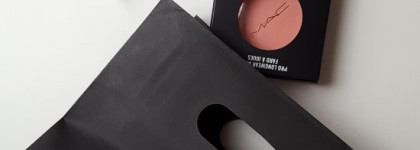 Они идеальны для меня. Румяна MAC Powder Blush в оттенке «Rosy Outlook»