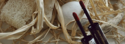 Ягодный конфитюр на туалетном столике: блеск для губ Catrice Wet Shine Stain Long-lasting Lip Lacquer в оттенках Thrilling (02) и Fatal (03)