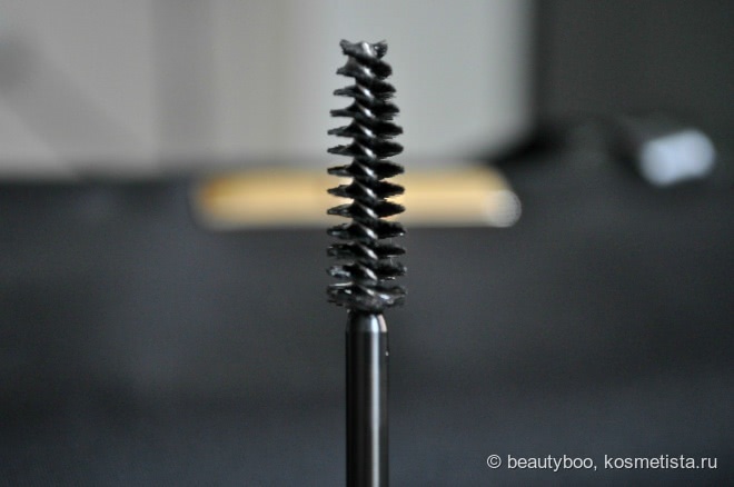 Два продукта и одна большая любовь: спрей-фиксатор Nyx Matte Finish Long Lasting Setting Spray и гель для бровей и ресниц Nyx Control Freak Eyebrow Gel