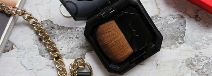 Деликатная и мультизадачная компактная пудра с эффектом сияния Shiseido 7 Lights Powder Illuminator