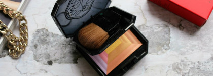 Деликатная и мультизадачная компактная пудра с эффектом сияния Shiseido 7 Lights Powder Illuminator