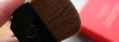 Деликатная и мультизадачная компактная пудра с эффектом сияния Shiseido 7 Lights Powder Illuminator