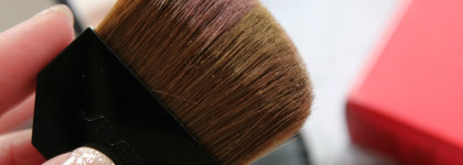 Деликатная и мультизадачная компактная пудра с эффектом сияния Shiseido 7 Lights Powder Illuminator