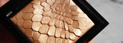 Посланник новогоднего настроения Sephora Face Shimmering Powder в оттенке #01 Delicate glow