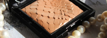 Посланник новогоднего настроения Sephora Face Shimmering Powder в оттенке #01 Delicate glow