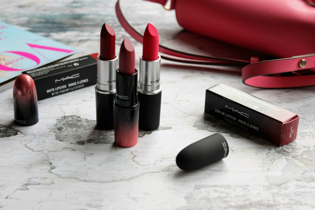 Слева направо: Matte Lipstick, Love Me Lipstick и Powder Kiss Lipstick. Дневное освещение