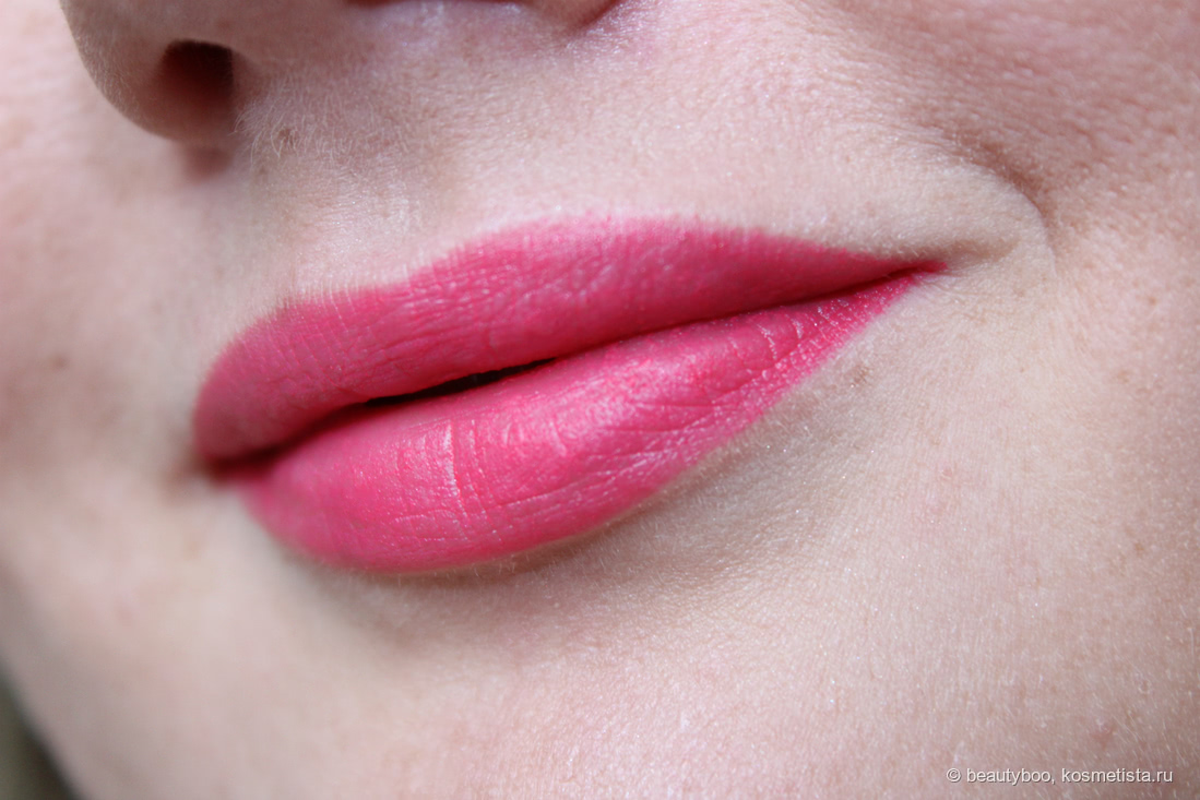 MAC Powder Kiss Lipstick в оттенке 307 Fall In Love. Честное неэстетичное фото. Кожа губ сухая, поврежденная, предварительно нанесен бальзам. Дневное освещение