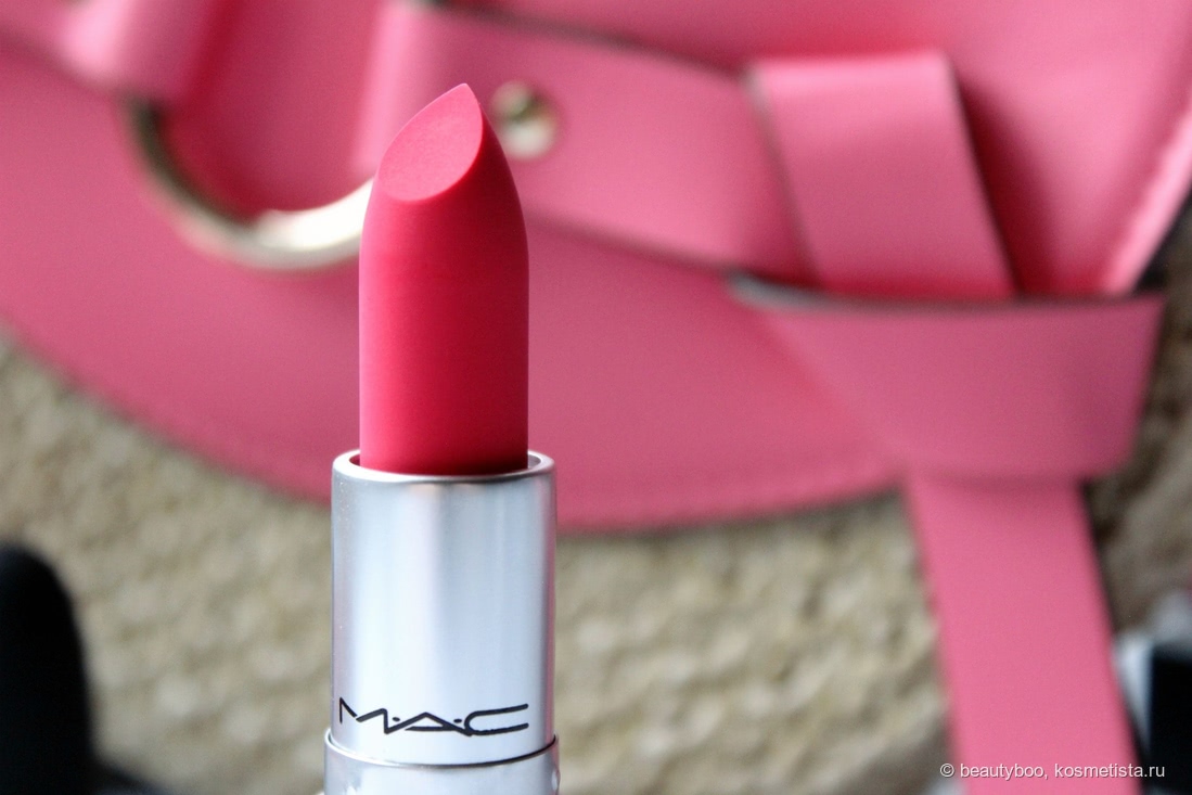 MAC Powder Kiss Lipstick в оттенке 307 Fall In Love. Дневное освещение, ясно