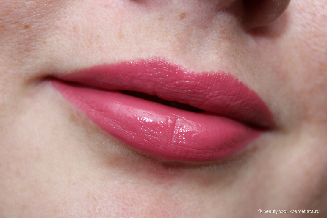 MAC Love Me Lipstick в оттенке 407 As If I Care, более плотное нанесение. Дневное освещение, ясно
