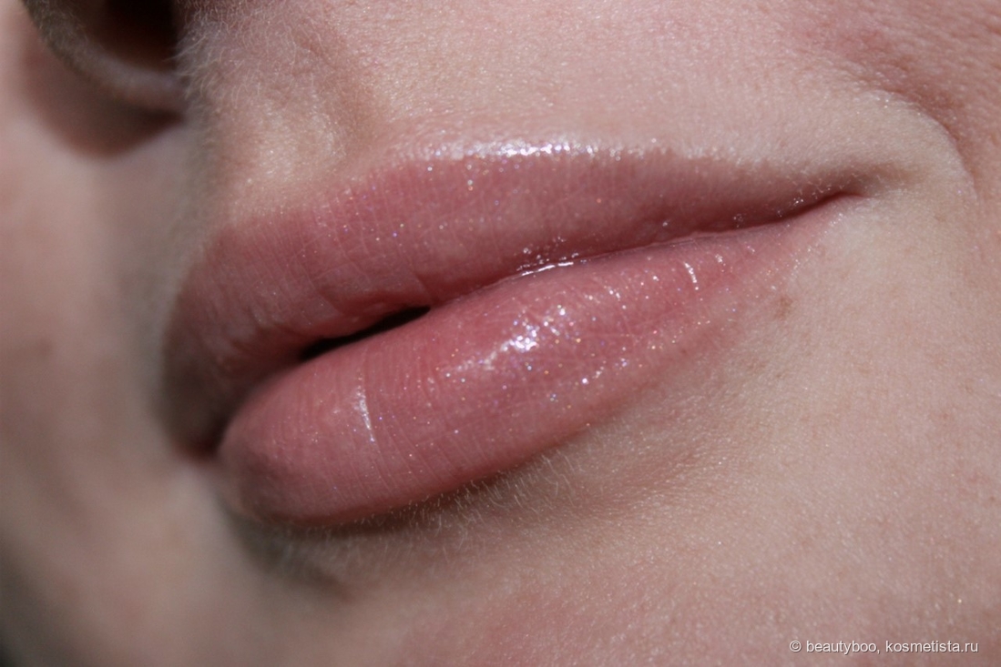 Buxom Full-On Plumping Lip Polish в оттенке Sandy. Дневное освещение