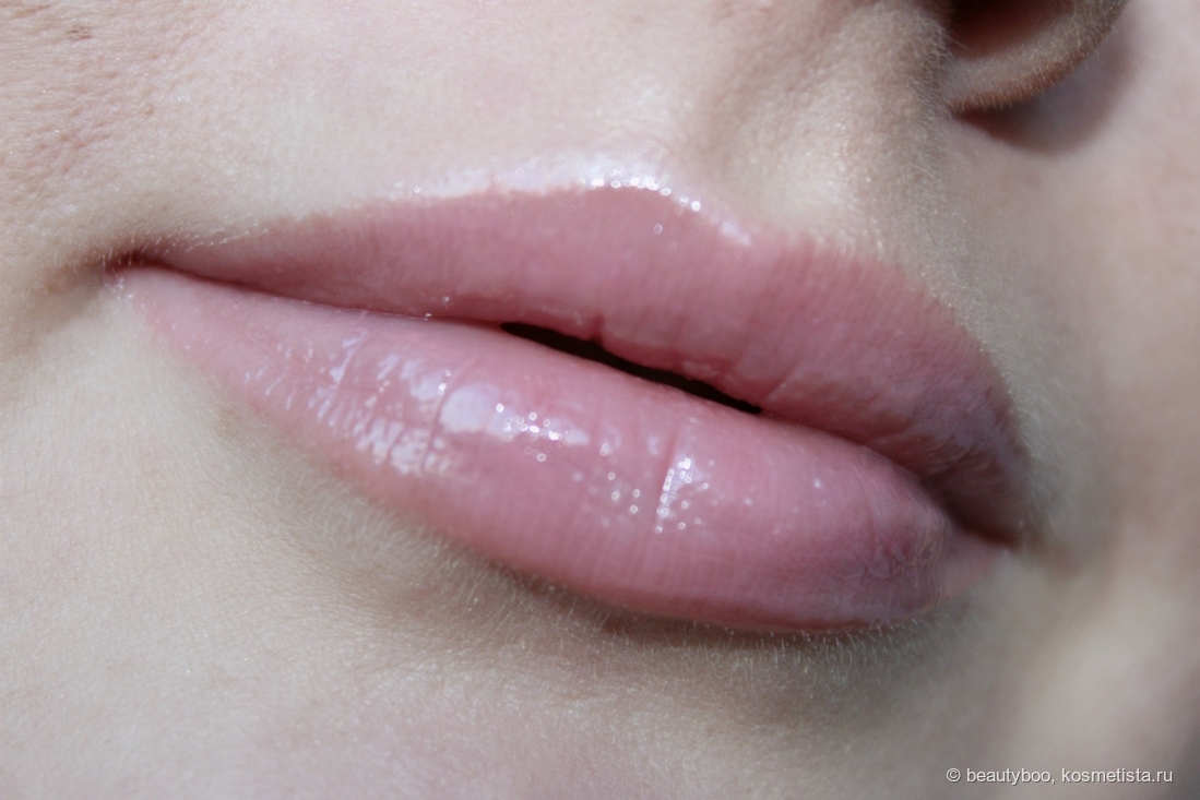 Buxom Full-On Plumping Lip Cream в оттенке Dolly. Дневное освещение