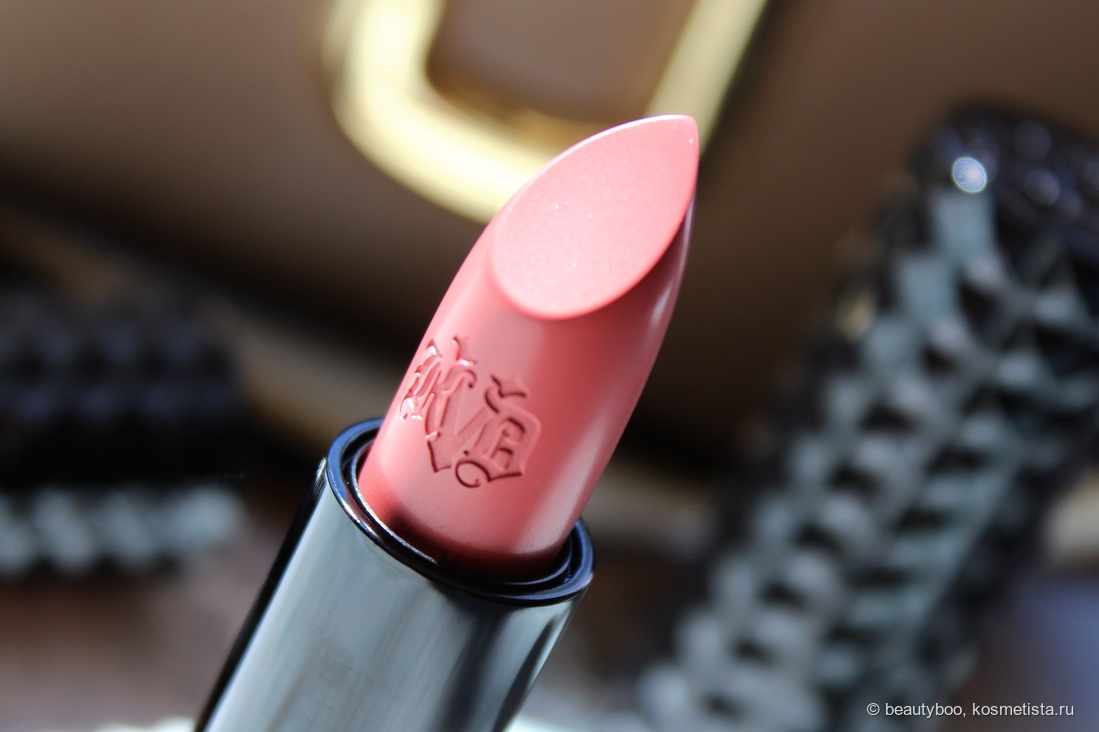 KVD Vegan Beauty Studded Kiss Creme Lipstick в оттенке Og Lolita. Дневное освещение, солнечно