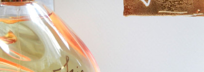 Sisley Paris Аромат Izia Eau de Parfum - светло-розовый цветок в каплях утренней росы