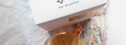 Sisley Paris Аромат Izia Eau de Parfum - светло-розовый цветок в каплях утренней росы