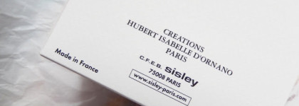 Sisley Paris Аромат Izia Eau de Parfum - светло-розовый цветок в каплях утренней росы