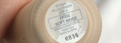 Шелковая тональная основа Kanebo Sensai Fluid Finish SPF 15 # FF202 Soft Beige